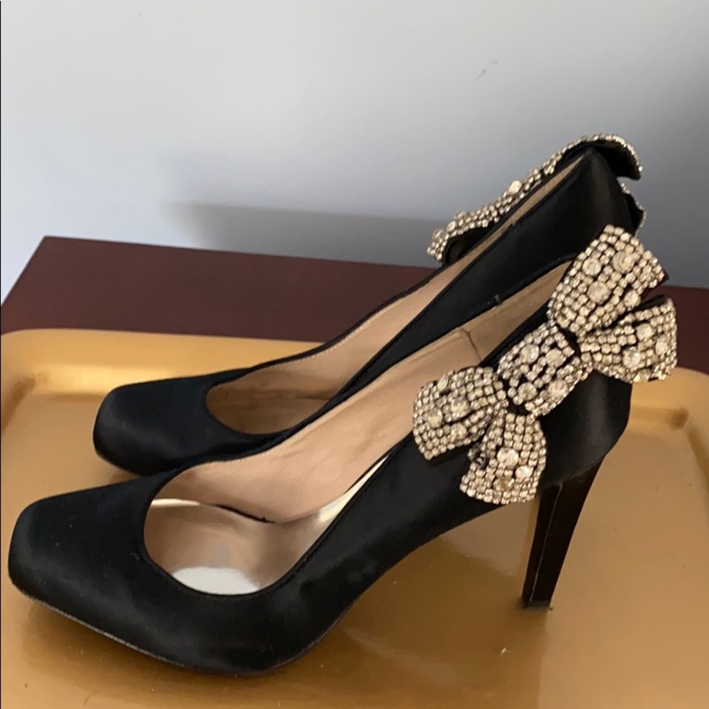 Never worn women’s 11 satin pump w/ blinged bow